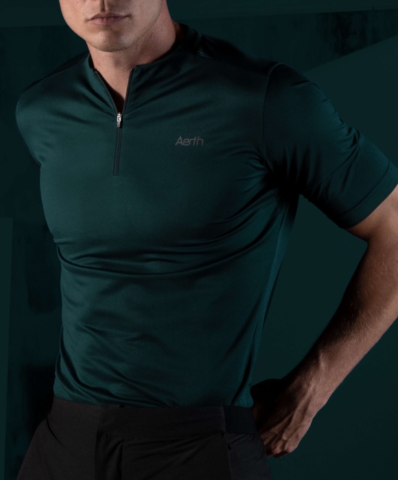 Le T shirt de running Signature par Aerth en coloris vert, zoom poitrine