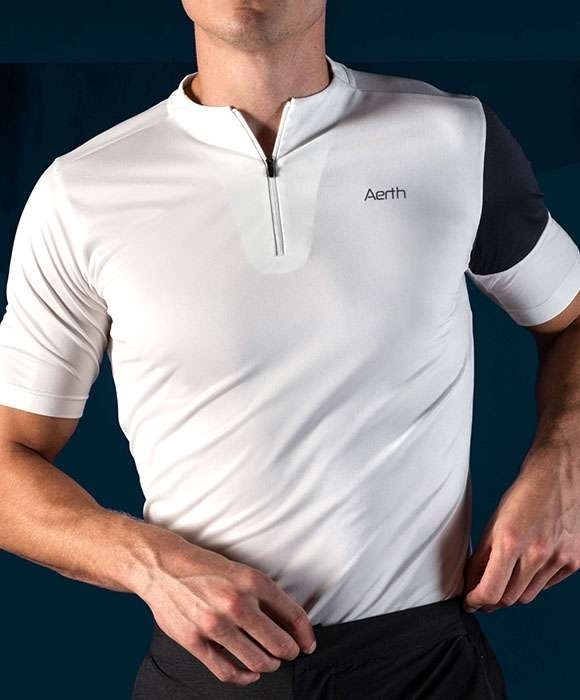 Détail du demi zipper poitrine du Signature Tee Shirt Aerth Homme en coloris Lunar white