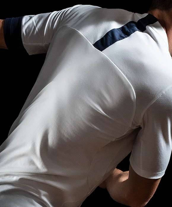 image tee-shirt homme détail empiècement dos