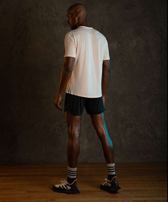 Silhouette tee shirt et short sport de dos Silhouette tee shirt et short sport de dos