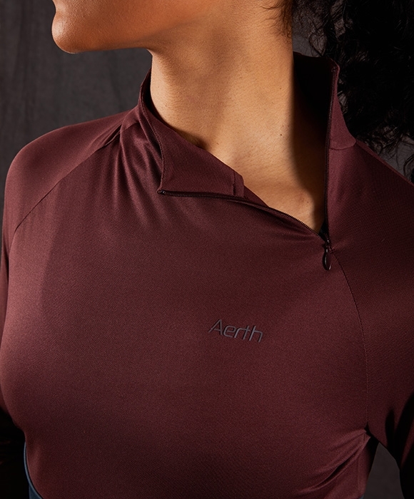image T-shirt de sport femme close-up col demi zip image T-shirt de sport femme close-up col demi zip