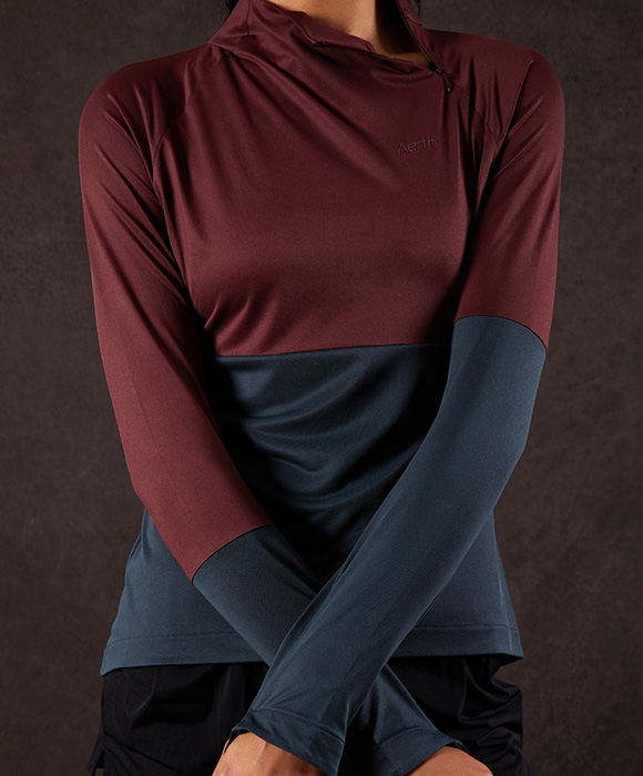 image detail tee shirt femme vue de face. Manches longues asymétriques