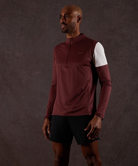 image t-shirt sport manches longues homme de face. Empiecement manche asymetrique. image t-shirt sport manches longues homme de face. Empiecement manche asymetrique.