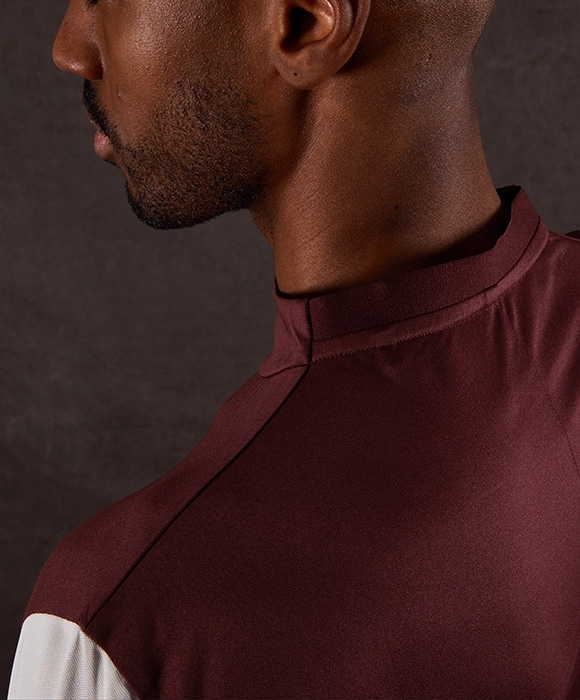image tee-shirt homme détail col et épaule image tee-shirt homme détail col et épaule