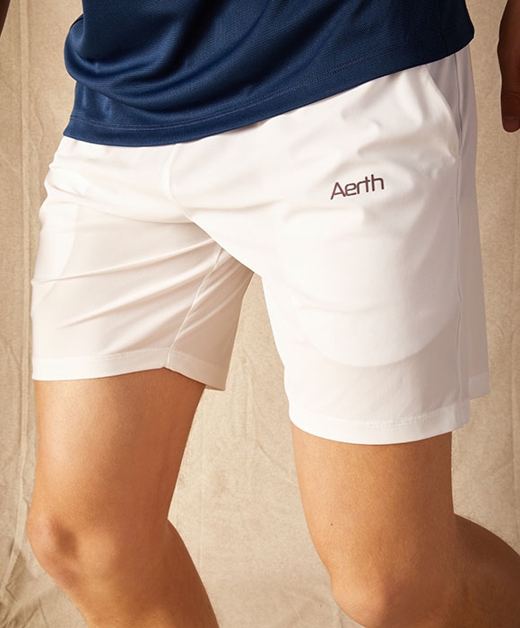 Le short de running blanc pour homme Sensation Short d'Aerth porté de face