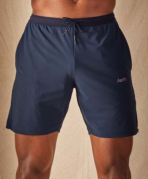 Le short de running bleu marine pour homme Sensation Short d'Aerth porté de face