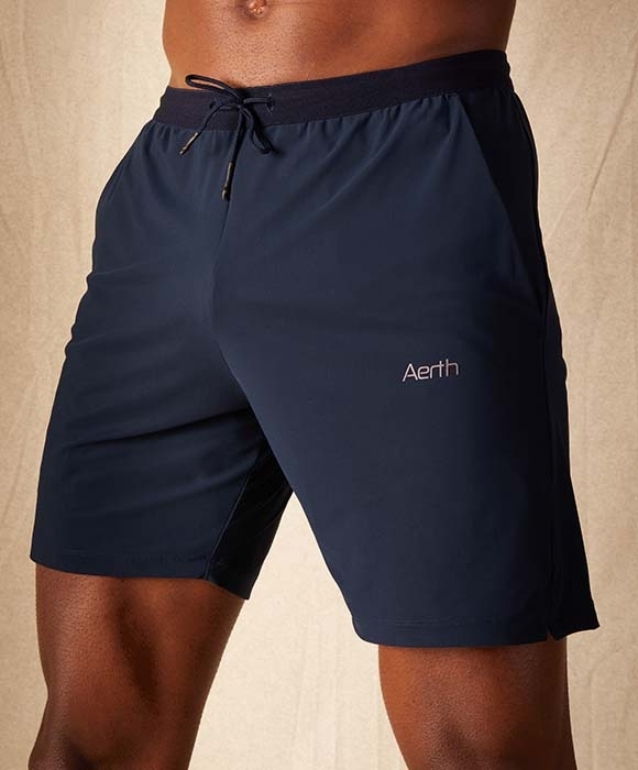 Le short de running bleu marine pour homme Sensation Short d'Aerth porté de 3 quarts