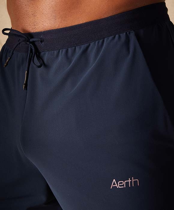 Le short de running bleu marine pour homme Sensation Short d'Aerth, zoom sur le cordon de serrage et la poche