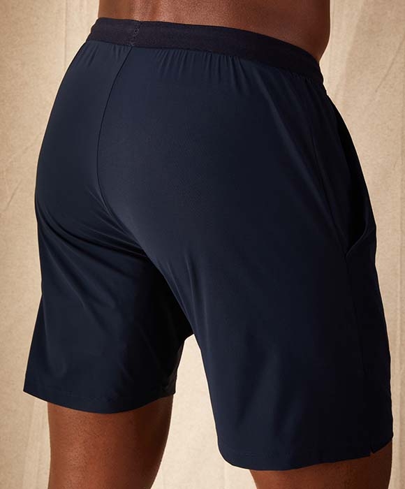 Le short de running bleu marine pour homme Sensation Short d'Aerth porté de dos