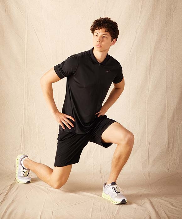 Le short de running noir pour homme Sensation Short d'Aerth porté de face