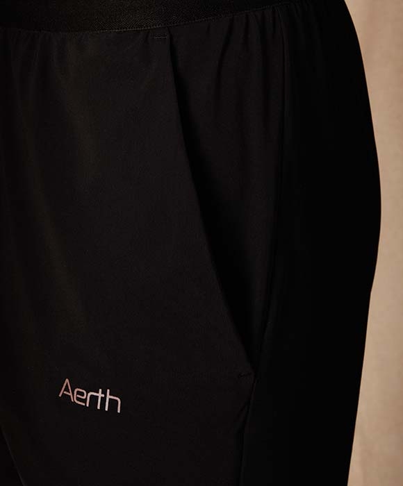 Zoom matière du short de running noir pour homme Sensation Short d'Aerth avec logo