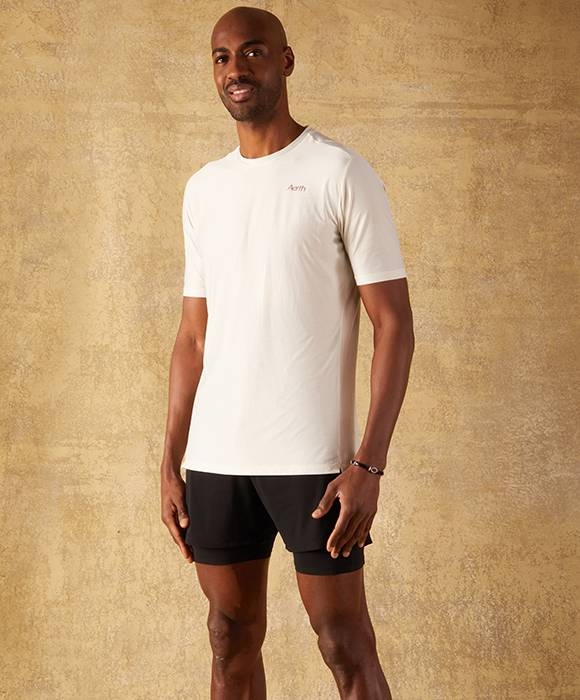 Running Tee, le t-shirt ultra léger blanc d'Aerth porté de face