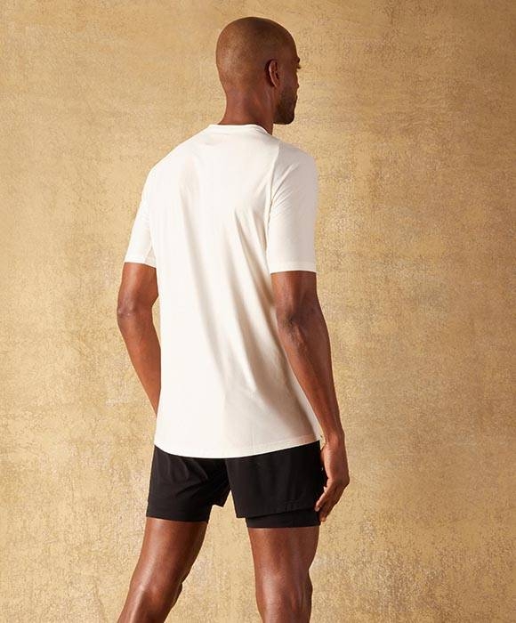 Running Tee, le t-shirt ultra léger blanc d'Aerth porté de dos