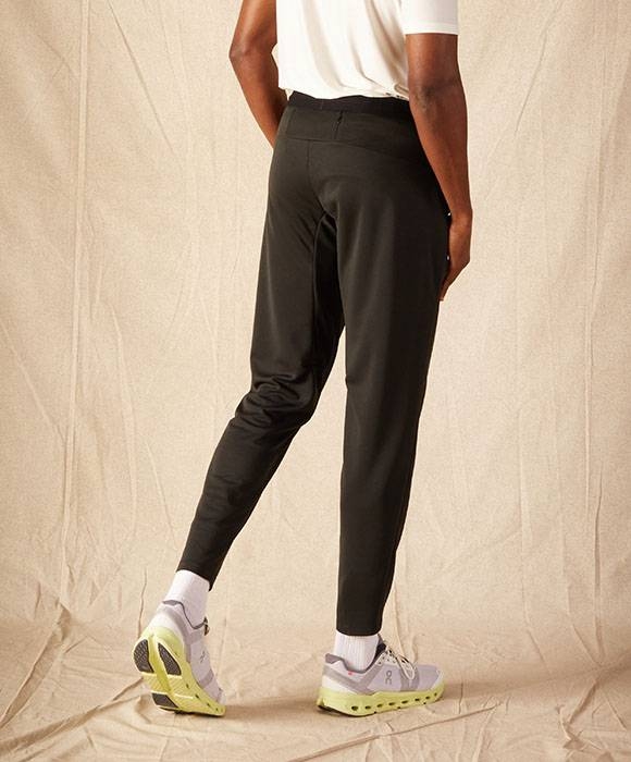 Le pantalon de running Premium Jogger d'Aerth vu de dos