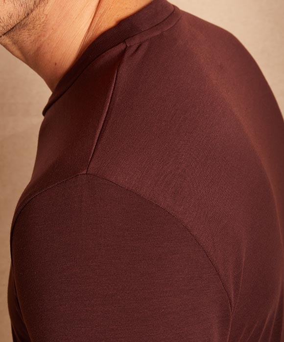 Aerth Baserun Tee | Long Sleeves Running Tshirt for Men | shoulder detail | coloway : Bordeaux Aerth Baserun Tee | Long Sleeves Running Tshirt for Men | shoulder detail | coloway : Bordeaux
