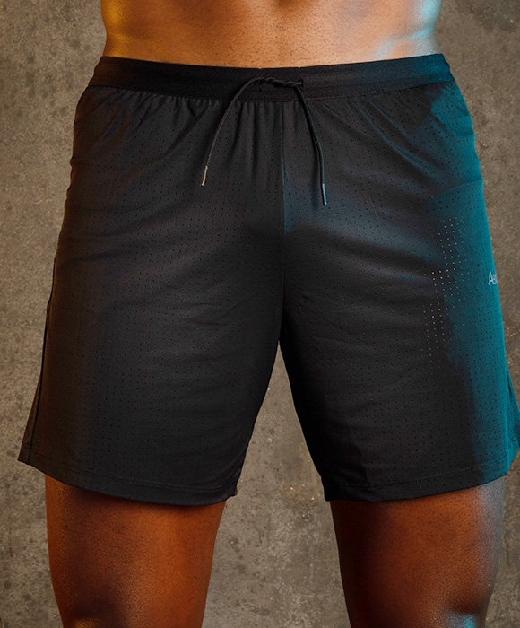 Le short respirant pour homme Track Series Short d'Aerth porté de face