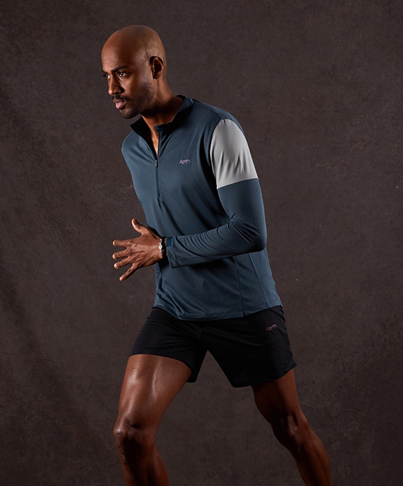 image t-shirt sport manche longue homme en mouvement. Empiecement epaule contraste