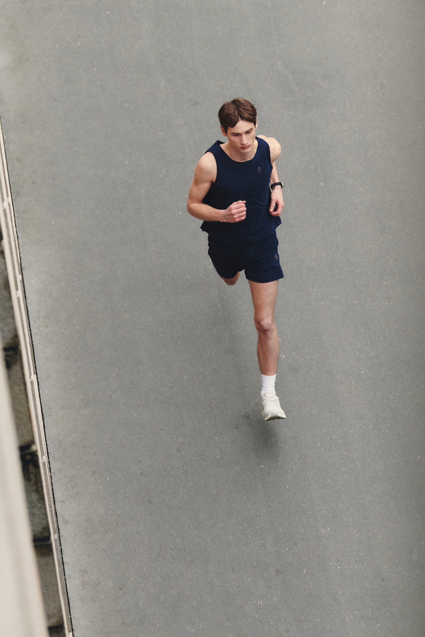 Homme qui court dans la rue en tenue Aerth