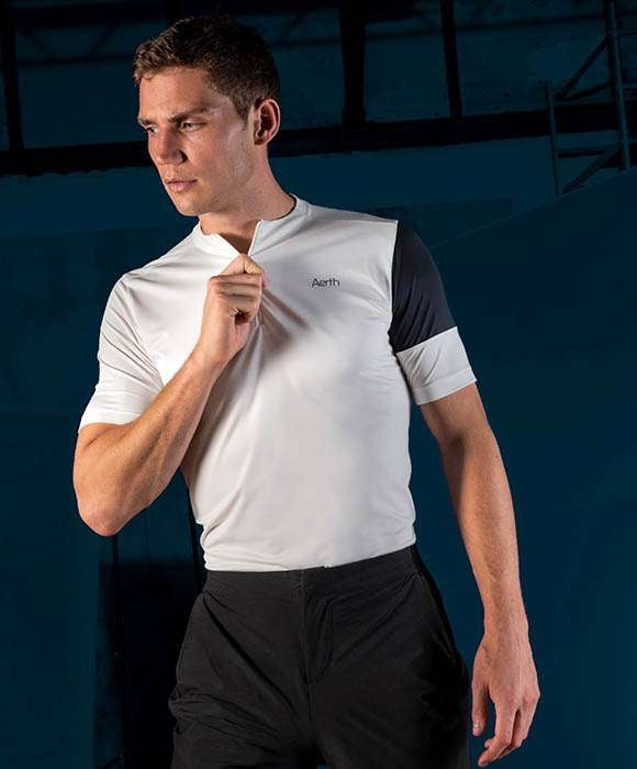 Vue de face poitrine du Signature Tee Shirt Aerth Homme en coloris Lunar white